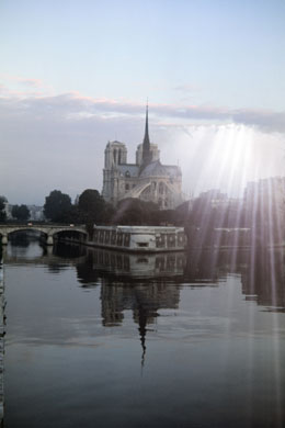 foto di Notre Dame come nave evanescente