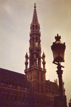 foto (3) di bandiere a Bruxelles e i cieli della Grande Place