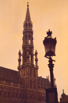 foto (3) di bandiere a Bruxelles e i cieli della Grande Place